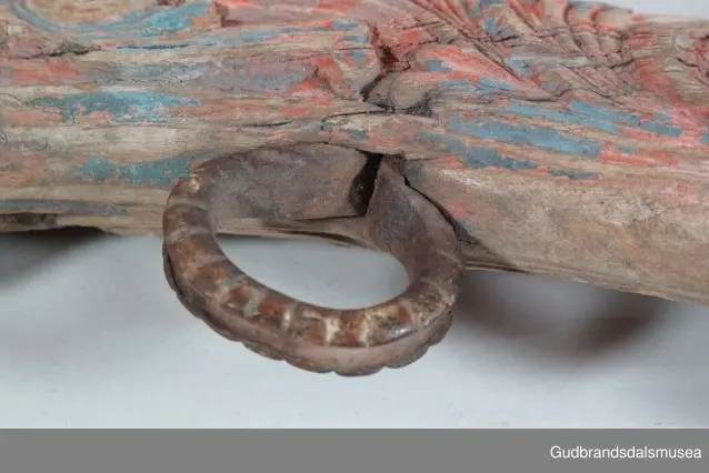 "A 100-161. 62 selatre og høvrel. Arbeid av Klukkstad, Skjaak-Ola, Sev. Gjerstad, Sylfest Skrinde osv. Alle fraa Lom og Skjaak. 30 selatre + 32 høvrel. NB. Desse tre er meste alle av dei eldste typur i Gudr.dalen; some skriv utan tvil fraa fyre reformasjonen". (jf. Katalog for Lom bygdesamling, 1925).
Høvre av bjørk, selvvokst emne med utskåret krone. 1 tømmering mangler, 1 tømmering av jern med 5 cm. lang hals ført gjennom treet til høvreundersiden. Herfra har feste for seleball (selepute) tidligere fortsatt i forlenging av halsen. Fester for seleballer har seinere blitt avfilt i nivå med høvreundersiden. Høvren har ingen hull for annen type seleballfeste. Jernfeste for ryggreim, midt på fremsiden, festet til øyeformet krok slik den er bevegelig. U-formet krok/hempe midt på baksiden, bruk uviss, har muligvis vært brukt til bjelleoppheng. Fester av jern med dekor for oppholdsreimer.
DEKOR. Utskåret krone, skåret akantusmotiv og profilerte kanter malt i blått, oransje opp på skurddekor og rød som bunnfarge. Eldste/underste malingslag på skurddekoren ser ut til å ha vært oransje, yngste blått. Smijernsdekor, små rosetter med 6 blader, på fester for oppholdsreimer. Høvret har en fyldig akantus som man kan se det i akantusskurden i perioden 1750-1800, rokokkoinspirerte stengelstubber med bladtunger og bladformer uten stengel. Den liljeformede krone på høvret er et stilelement som Ola Iverson Bræk, 1749-1833, ofte brukte på skapene sine. Malingsbruken med sterkere rød/oransje og blå farge tilhører det tidlige 1800-tallet. 
BRUK. Høvre og bogtre hører sammen. De utgjør de primære festeanordningene for seletøyet og medvirker til å fordele trekkbelastningen på en hensiktsmessig måte. Høvren er plassert fremme over ryggen på hesten. Den har huller eller ringer som tømmene blir ført igjennom og er i tillegg festepunkt for rygg- og bære-/oppholdsreimer. Bærereimene går videre nedover og er koplet til draget/skåken.
Bogtrærne er festet til hverandre over nakken med en nakkereim og rundt brystet med en brystreim. Midt på treet er det hull for feste av dråtten. Dråtten, en 6-7 cm. bred, stiv lærreim, blir i motsatt ende festet til draget/skåken.