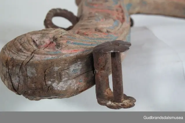 "A 100-161. 62 selatre og høvrel. Arbeid av Klukkstad, Skjaak-Ola, Sev. Gjerstad, Sylfest Skrinde osv. Alle fraa Lom og Skjaak. 30 selatre + 32 høvrel. NB. Desse tre er meste alle av dei eldste typur i Gudr.dalen; some skriv utan tvil fraa fyre reformasjonen". (jf. Katalog for Lom bygdesamling, 1925).
Høvre av bjørk, selvvokst emne med utskåret krone. 1 tømmering mangler, 1 tømmering av jern med 5 cm. lang hals ført gjennom treet til høvreundersiden. Herfra har feste for seleball (selepute) tidligere fortsatt i forlenging av halsen. Fester for seleballer har seinere blitt avfilt i nivå med høvreundersiden. Høvren har ingen hull for annen type seleballfeste. Jernfeste for ryggreim, midt på fremsiden, festet til øyeformet krok slik den er bevegelig. U-formet krok/hempe midt på baksiden, bruk uviss, har muligvis vært brukt til bjelleoppheng. Fester av jern med dekor for oppholdsreimer.
DEKOR. Utskåret krone, skåret akantusmotiv og profilerte kanter malt i blått, oransje opp på skurddekor og rød som bunnfarge. Eldste/underste malingslag på skurddekoren ser ut til å ha vært oransje, yngste blått. Smijernsdekor, små rosetter med 6 blader, på fester for oppholdsreimer. Høvret har en fyldig akantus som man kan se det i akantusskurden i perioden 1750-1800, rokokkoinspirerte stengelstubber med bladtunger og bladformer uten stengel. Den liljeformede krone på høvret er et stilelement som Ola Iverson Bræk, 1749-1833, ofte brukte på skapene sine. Malingsbruken med sterkere rød/oransje og blå farge tilhører det tidlige 1800-tallet. 
BRUK. Høvre og bogtre hører sammen. De utgjør de primære festeanordningene for seletøyet og medvirker til å fordele trekkbelastningen på en hensiktsmessig måte. Høvren er plassert fremme over ryggen på hesten. Den har huller eller ringer som tømmene blir ført igjennom og er i tillegg festepunkt for rygg- og bære-/oppholdsreimer. Bærereimene går videre nedover og er koplet til draget/skåken.
Bogtrærne er festet til hverandre over nakken med en nakkereim og rundt brystet med en brystreim. Midt på treet er det hull for feste av dråtten. Dråtten, en 6-7 cm. bred, stiv lærreim, blir i motsatt ende festet til draget/skåken.