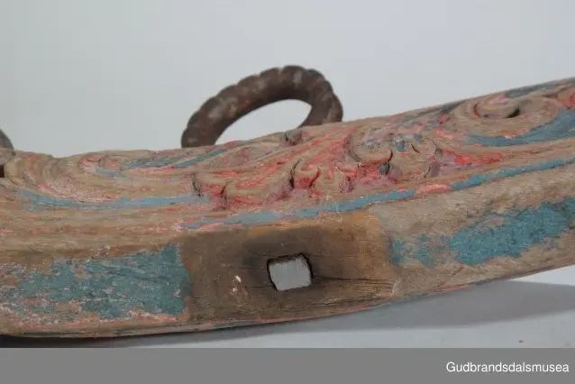 "A 100-161. 62 selatre og høvrel. Arbeid av Klukkstad, Skjaak-Ola, Sev. Gjerstad, Sylfest Skrinde osv. Alle fraa Lom og Skjaak. 30 selatre + 32 høvrel. NB. Desse tre er meste alle av dei eldste typur i Gudr.dalen; some skriv utan tvil fraa fyre reformasjonen". (jf. Katalog for Lom bygdesamling, 1925).
Høvre av bjørk, selvvokst emne med utskåret krone. 1 tømmering mangler, 1 tømmering av jern med 5 cm. lang hals ført gjennom treet til høvreundersiden. Herfra har feste for seleball (selepute) tidligere fortsatt i forlenging av halsen. Fester for seleballer har seinere blitt avfilt i nivå med høvreundersiden. Høvren har ingen hull for annen type seleballfeste. Jernfeste for ryggreim, midt på fremsiden, festet til øyeformet krok slik den er bevegelig. U-formet krok/hempe midt på baksiden, bruk uviss, har muligvis vært brukt til bjelleoppheng. Fester av jern med dekor for oppholdsreimer.
DEKOR. Utskåret krone, skåret akantusmotiv og profilerte kanter malt i blått, oransje opp på skurddekor og rød som bunnfarge. Eldste/underste malingslag på skurddekoren ser ut til å ha vært oransje, yngste blått. Smijernsdekor, små rosetter med 6 blader, på fester for oppholdsreimer. Høvret har en fyldig akantus som man kan se det i akantusskurden i perioden 1750-1800, rokokkoinspirerte stengelstubber med bladtunger og bladformer uten stengel. Den liljeformede krone på høvret er et stilelement som Ola Iverson Bræk, 1749-1833, ofte brukte på skapene sine. Malingsbruken med sterkere rød/oransje og blå farge tilhører det tidlige 1800-tallet. 
BRUK. Høvre og bogtre hører sammen. De utgjør de primære festeanordningene for seletøyet og medvirker til å fordele trekkbelastningen på en hensiktsmessig måte. Høvren er plassert fremme over ryggen på hesten. Den har huller eller ringer som tømmene blir ført igjennom og er i tillegg festepunkt for rygg- og bære-/oppholdsreimer. Bærereimene går videre nedover og er koplet til draget/skåken.
Bogtrærne er festet til hverandre over nakken med en nakkereim og rundt brystet med en brystreim. Midt på treet er det hull for feste av dråtten. Dråtten, en 6-7 cm. bred, stiv lærreim, blir i motsatt ende festet til draget/skåken.