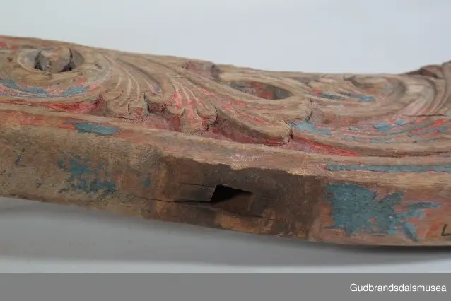 "A 100-161. 62 selatre og høvrel. Arbeid av Klukkstad, Skjaak-Ola, Sev. Gjerstad, Sylfest Skrinde osv. Alle fraa Lom og Skjaak. 30 selatre + 32 høvrel. NB. Desse tre er meste alle av dei eldste typur i Gudr.dalen; some skriv utan tvil fraa fyre reformasjonen". (jf. Katalog for Lom bygdesamling, 1925).
Høvre av bjørk, selvvokst emne med utskåret krone. 1 tømmering mangler, 1 tømmering av jern med 5 cm. lang hals ført gjennom treet til høvreundersiden. Herfra har feste for seleball (selepute) tidligere fortsatt i forlenging av halsen. Fester for seleballer har seinere blitt avfilt i nivå med høvreundersiden. Høvren har ingen hull for annen type seleballfeste. Jernfeste for ryggreim, midt på fremsiden, festet til øyeformet krok slik den er bevegelig. U-formet krok/hempe midt på baksiden, bruk uviss, har muligvis vært brukt til bjelleoppheng. Fester av jern med dekor for oppholdsreimer.
DEKOR. Utskåret krone, skåret akantusmotiv og profilerte kanter malt i blått, oransje opp på skurddekor og rød som bunnfarge. Eldste/underste malingslag på skurddekoren ser ut til å ha vært oransje, yngste blått. Smijernsdekor, små rosetter med 6 blader, på fester for oppholdsreimer. Høvret har en fyldig akantus som man kan se det i akantusskurden i perioden 1750-1800, rokokkoinspirerte stengelstubber med bladtunger og bladformer uten stengel. Den liljeformede krone på høvret er et stilelement som Ola Iverson Bræk, 1749-1833, ofte brukte på skapene sine. Malingsbruken med sterkere rød/oransje og blå farge tilhører det tidlige 1800-tallet. 
BRUK. Høvre og bogtre hører sammen. De utgjør de primære festeanordningene for seletøyet og medvirker til å fordele trekkbelastningen på en hensiktsmessig måte. Høvren er plassert fremme over ryggen på hesten. Den har huller eller ringer som tømmene blir ført igjennom og er i tillegg festepunkt for rygg- og bære-/oppholdsreimer. Bærereimene går videre nedover og er koplet til draget/skåken.
Bogtrærne er festet til hverandre over nakken med en nakkereim og rundt brystet med en brystreim. Midt på treet er det hull for feste av dråtten. Dråtten, en 6-7 cm. bred, stiv lærreim, blir i motsatt ende festet til draget/skåken.