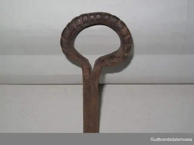 "A 100-161. 62 selatre og høvrel. Arbeid av Klukkstad, Skjaak-Ola, Sev. Gjerstad, Sylfest Skrinde osv. Alle fraa Lom og Skjaak. 30 selatre + 32 høvrel. NB. Desse tre er meste alle av dei eldste typur i Gudr.dalen; some skriv utan tvil fraa fyre reformasjonen". (jf. Katalog for Lom bygdesamling, 1925).
Høvre av bjørk, selvvokst emne med utskåret krone. 1 tømmering mangler, 1 tømmering av jern med 5 cm. lang hals ført gjennom treet til høvreundersiden. Herfra har feste for seleball (selepute) tidligere fortsatt i forlenging av halsen. Fester for seleballer har seinere blitt avfilt i nivå med høvreundersiden. Høvren har ingen hull for annen type seleballfeste. Jernfeste for ryggreim, midt på fremsiden, festet til øyeformet krok slik den er bevegelig. U-formet krok/hempe midt på baksiden, bruk uviss, har muligvis vært brukt til bjelleoppheng. Fester av jern med dekor for oppholdsreimer.
DEKOR. Utskåret krone, skåret akantusmotiv og profilerte kanter malt i blått, oransje opp på skurddekor og rød som bunnfarge. Eldste/underste malingslag på skurddekoren ser ut til å ha vært oransje, yngste blått. Smijernsdekor, små rosetter med 6 blader, på fester for oppholdsreimer. Høvret har en fyldig akantus som man kan se det i akantusskurden i perioden 1750-1800, rokokkoinspirerte stengelstubber med bladtunger og bladformer uten stengel. Den liljeformede krone på høvret er et stilelement som Ola Iverson Bræk, 1749-1833, ofte brukte på skapene sine. Malingsbruken med sterkere rød/oransje og blå farge tilhører det tidlige 1800-tallet. 
BRUK. Høvre og bogtre hører sammen. De utgjør de primære festeanordningene for seletøyet og medvirker til å fordele trekkbelastningen på en hensiktsmessig måte. Høvren er plassert fremme over ryggen på hesten. Den har huller eller ringer som tømmene blir ført igjennom og er i tillegg festepunkt for rygg- og bære-/oppholdsreimer. Bærereimene går videre nedover og er koplet til draget/skåken.
Bogtrærne er festet til hverandre over nakken med en nakkereim og rundt brystet med en brystreim. Midt på treet er det hull for feste av dråtten. Dråtten, en 6-7 cm. bred, stiv lærreim, blir i motsatt ende festet til draget/skåken.