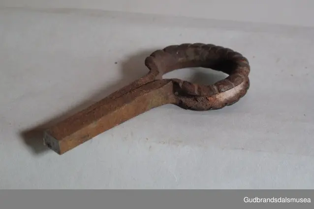 "A 100-161. 62 selatre og høvrel. Arbeid av Klukkstad, Skjaak-Ola, Sev. Gjerstad, Sylfest Skrinde osv. Alle fraa Lom og Skjaak. 30 selatre + 32 høvrel. NB. Desse tre er meste alle av dei eldste typur i Gudr.dalen; some skriv utan tvil fraa fyre reformasjonen". (jf. Katalog for Lom bygdesamling, 1925).
Høvre av bjørk, selvvokst emne med utskåret krone. 1 tømmering mangler, 1 tømmering av jern med 5 cm. lang hals ført gjennom treet til høvreundersiden. Herfra har feste for seleball (selepute) tidligere fortsatt i forlenging av halsen. Fester for seleballer har seinere blitt avfilt i nivå med høvreundersiden. Høvren har ingen hull for annen type seleballfeste. Jernfeste for ryggreim, midt på fremsiden, festet til øyeformet krok slik den er bevegelig. U-formet krok/hempe midt på baksiden, bruk uviss, har muligvis vært brukt til bjelleoppheng. Fester av jern med dekor for oppholdsreimer.
DEKOR. Utskåret krone, skåret akantusmotiv og profilerte kanter malt i blått, oransje opp på skurddekor og rød som bunnfarge. Eldste/underste malingslag på skurddekoren ser ut til å ha vært oransje, yngste blått. Smijernsdekor, små rosetter med 6 blader, på fester for oppholdsreimer. Høvret har en fyldig akantus som man kan se det i akantusskurden i perioden 1750-1800, rokokkoinspirerte stengelstubber med bladtunger og bladformer uten stengel. Den liljeformede krone på høvret er et stilelement som Ola Iverson Bræk, 1749-1833, ofte brukte på skapene sine. Malingsbruken med sterkere rød/oransje og blå farge tilhører det tidlige 1800-tallet. 
BRUK. Høvre og bogtre hører sammen. De utgjør de primære festeanordningene for seletøyet og medvirker til å fordele trekkbelastningen på en hensiktsmessig måte. Høvren er plassert fremme over ryggen på hesten. Den har huller eller ringer som tømmene blir ført igjennom og er i tillegg festepunkt for rygg- og bære-/oppholdsreimer. Bærereimene går videre nedover og er koplet til draget/skåken.
Bogtrærne er festet til hverandre over nakken med en nakkereim og rundt brystet med en brystreim. Midt på treet er det hull for feste av dråtten. Dråtten, en 6-7 cm. bred, stiv lærreim, blir i motsatt ende festet til draget/skåken.