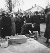 Grundstenen för Gävle Museum lägges 26 oktober 1938. Här ses borgmästatare Nils Berlin övervaka när en person håller i mursleven.