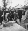 Grundstenen för Gävle Museum lägges 26 oktober. Några byggnadsarbetare i färd med att slutföra arbetet för dagen. Borgmästare Nils Berlin mfl. övervakar arbetet.