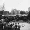 Grundstenen för Gävle Museum lägges 26 oktober 1938. Några byggnadsarbetare är i färd med att slutföra arbetet för dagen. Längst bort i bild skymtar Frimurarhuset på andra sidan Gavleån.