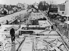 Gjutningsarbeten vid Diös-bygget i kvarteret Blocket i Sandviken, oktober 1953, användes vid gjutningsarbetet ellweform av plywood från fabriken i Ljusne.