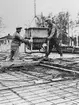 Gjutningsarbeten vid Diös-bygget i kvarteret Blocket i Sandviken, oktober 1953. Vid gjutningsarbetet användes bl.a. 