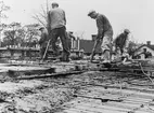 Gjutningsarbeten vid Diös-bygget i kvarteret Blocket i Sandviken, oktober 1953. Vid gjutningsarbetet användes bl.a. 