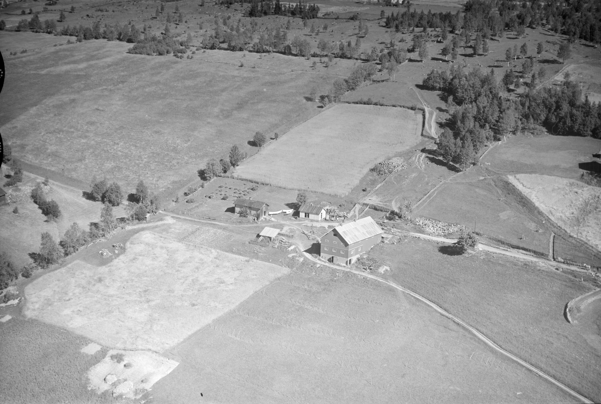 Gjefsen nordre, Øverbygda, Østre Gausdal, åkrer, slåttemark, tomme hesjer, veier