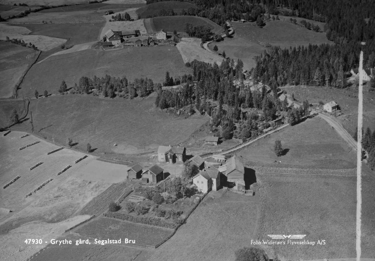 Gryte gård, utsnitt, Segalstad bru, Østre Gausdal, Engeland gård i bakgrunnen, slåttemark, åkrer, slåttonn, skuronn, hesjer, grunnlag for postkort