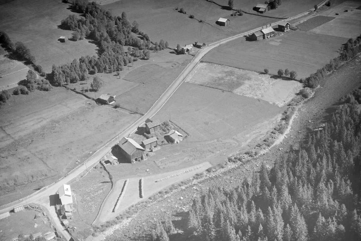 Vestre Gausdal, Bøvollen med bruksnavn Volden nordre. Huset i forgrunnen, i vegkrysset har bruksnavnet Svingvold og ligger i Reinsåsvegen 2. I forgrunnen elva Jøra.