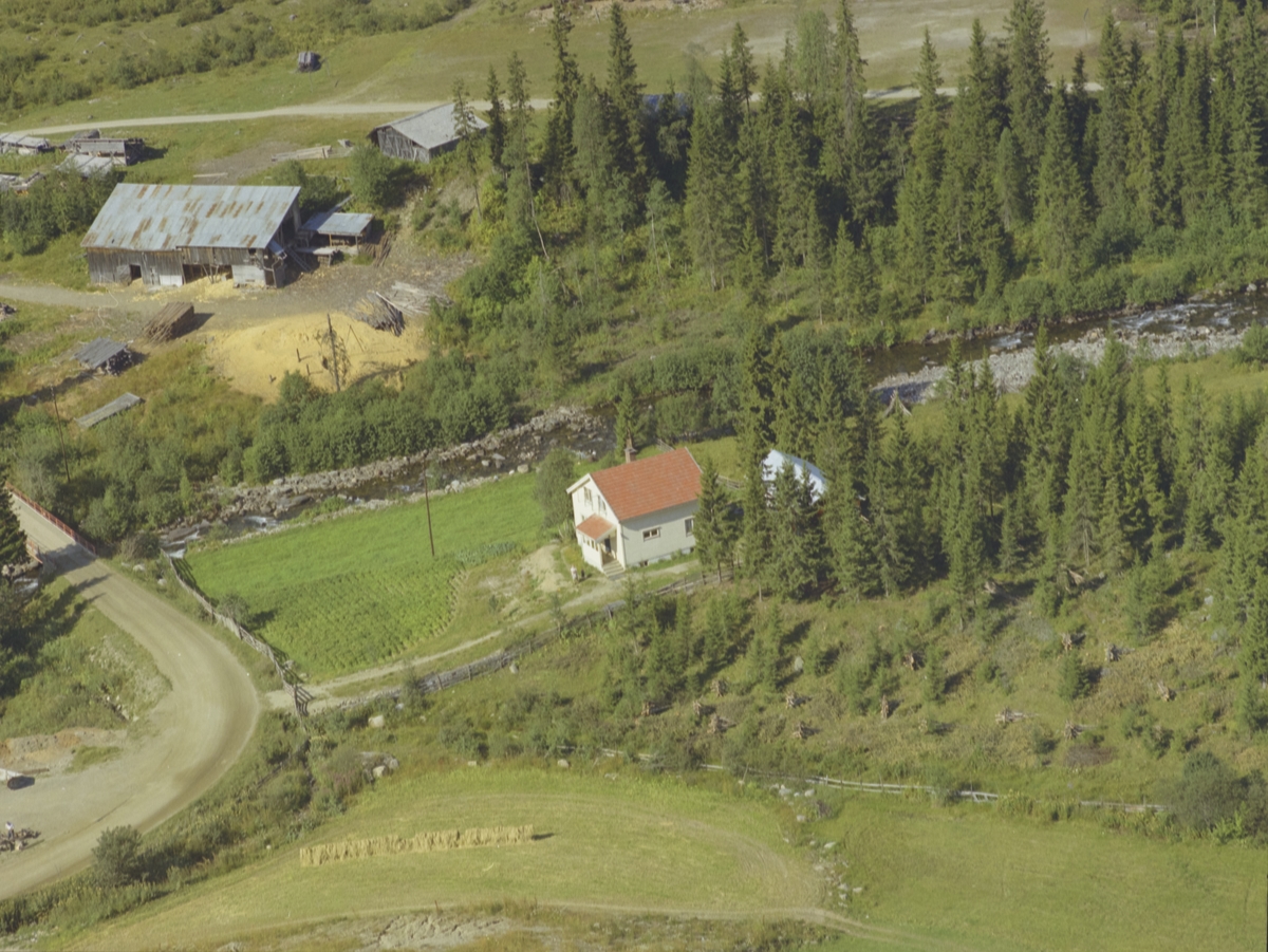 Bolighus ved Brustuen bruk, hesje, elv, Svingvoll, Østre Gausdal