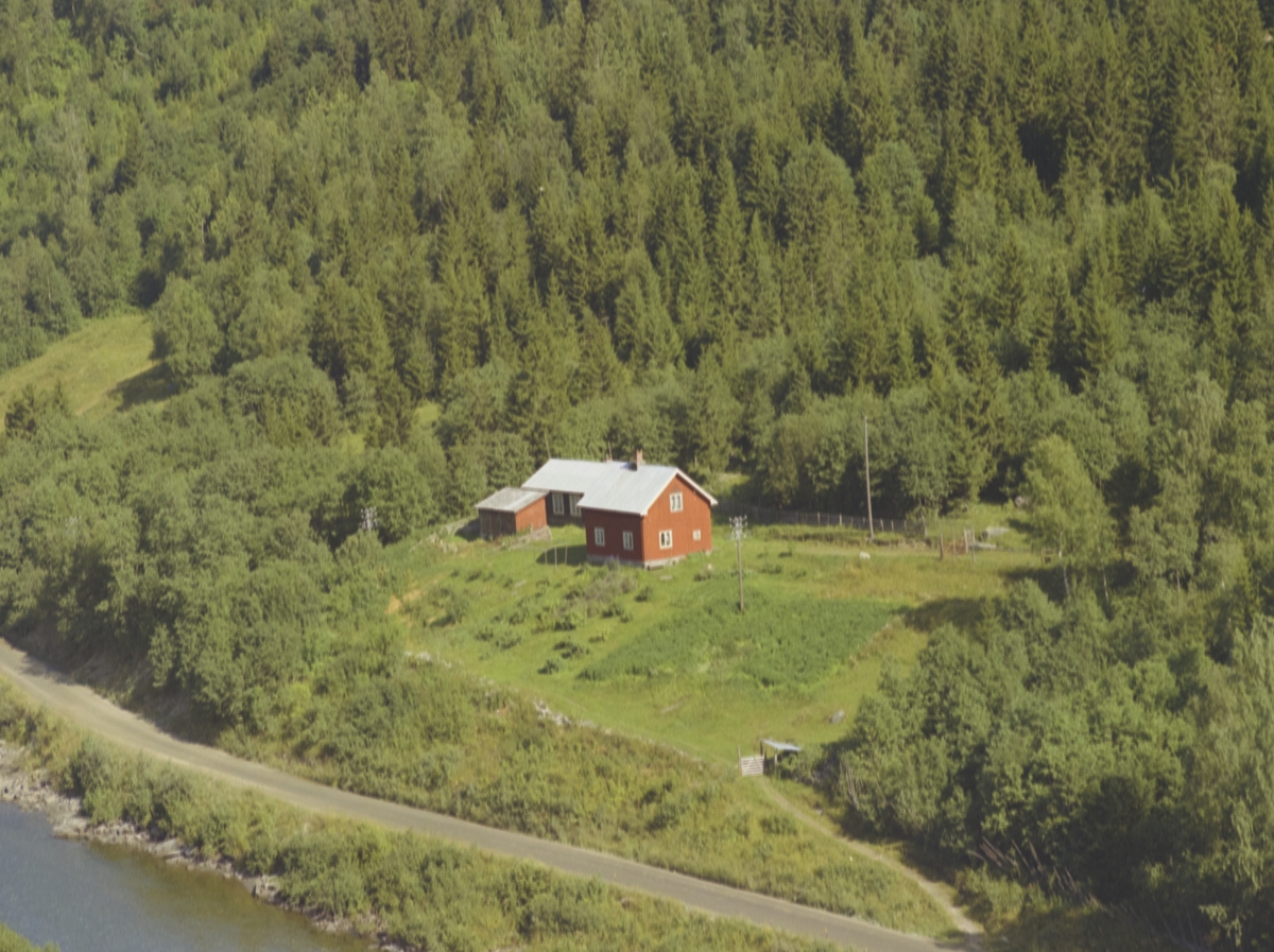 Nordstad, rødt bolighus, elv, Bødal, Vestre Gausdal