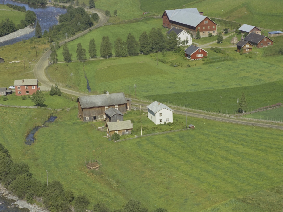 Bøvolden småbruk, bolighus, bekk, elv og Brattland gård bak, Bødal, Vestre Gausdal,