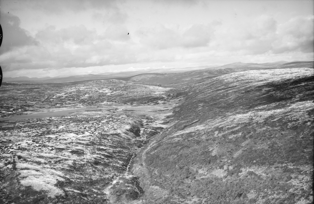 Saltbelgdalen fra sør, Øyer, 1948, fjell, fjellandskap, vann, elv, snø (?), snøkledde fjell i bakgrunnen