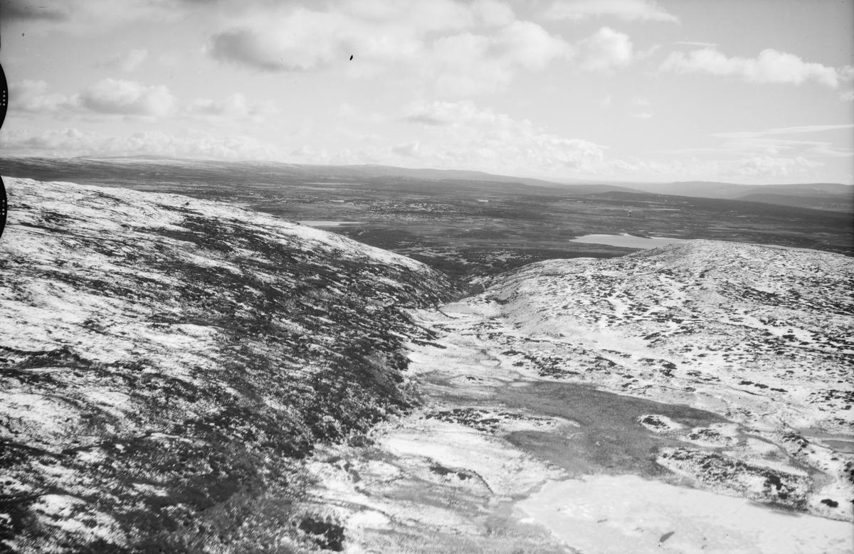 Saltbelgdalen fra nord, Øyer, 1948, hyttetomt, fjell, fjellandskap, vann, elv, snø (?)