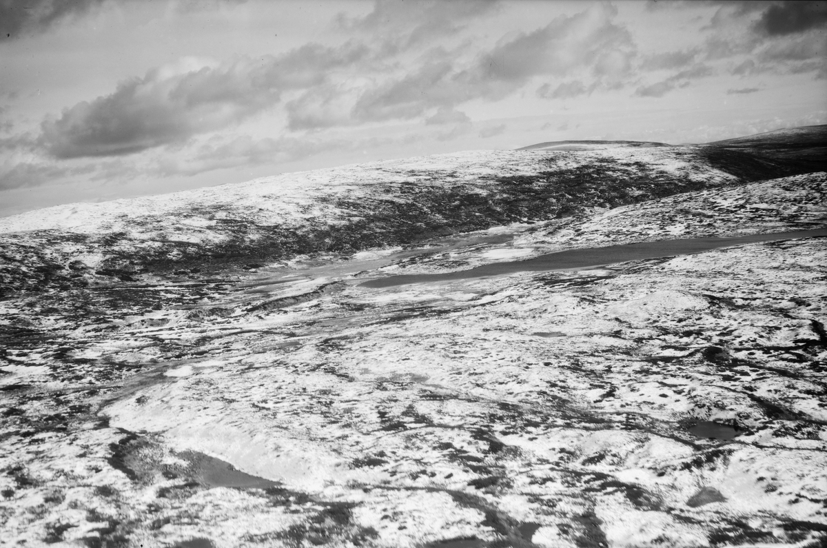 Saltbelgdalen fra nordvest, Øyer, 1948, hyttetomt, fjellandskap, vann, snø (?)