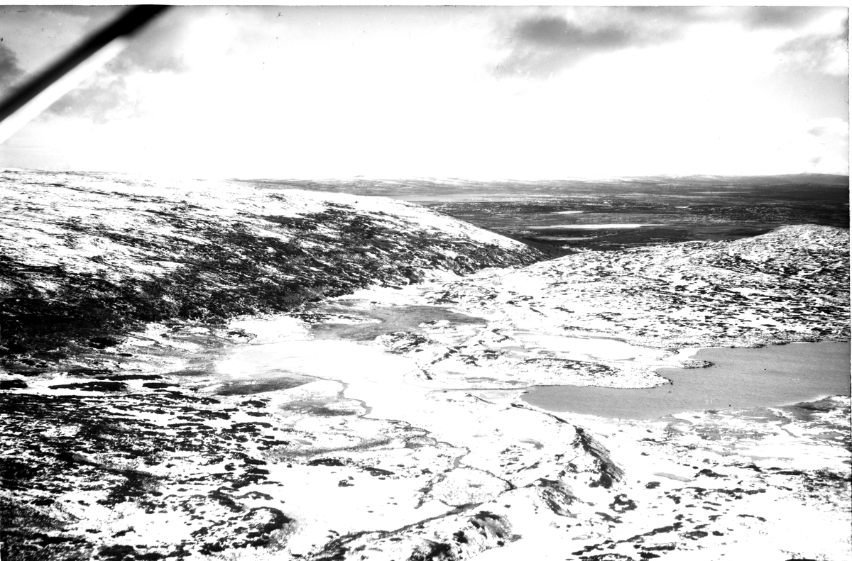 Saltbelgdalen, hyttetomt, 16.10.1948, snø, vann