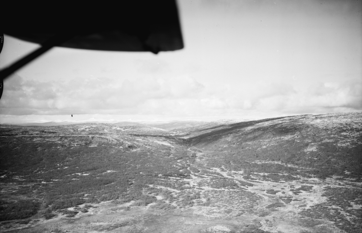 Saltbelgdalen, Øyer, 1948, hyttetomt, fjellandskap, vann, snøkledde fjell i bakgrunnen