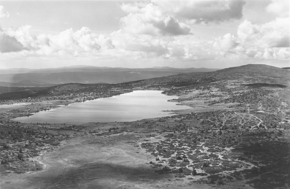 Nevelvatnet, Lillehammer, 18.08.1951, vann, hytter, seterhus, vei