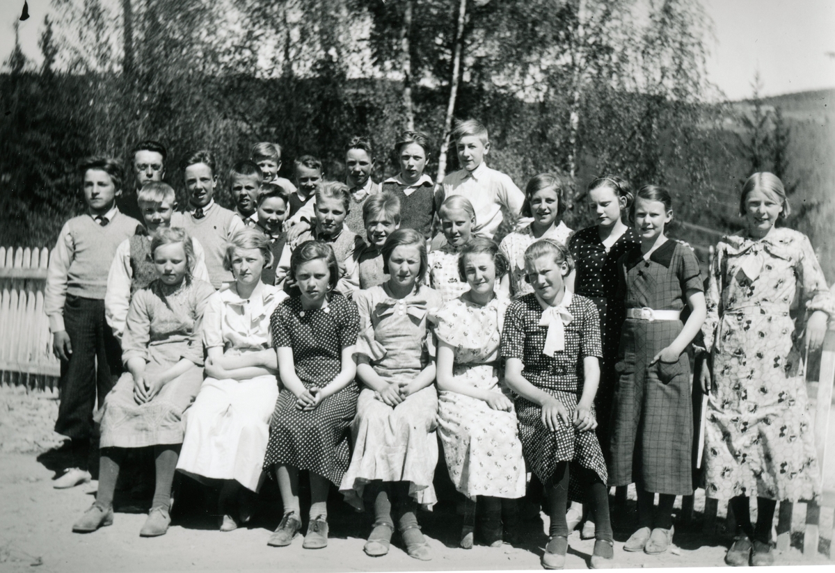 Skulebilde frå Golreppen skule 1934-35
Bak frå v. 1. Halvor Hersgård,2. Lærar Olav Lofthus,3.Ivar Larsen.6. Odd Brekke,8. Andres Stensgård og 9. Tor Øynebråten.
2 rekkje fråv.nr.4 Torstein Personbråten.