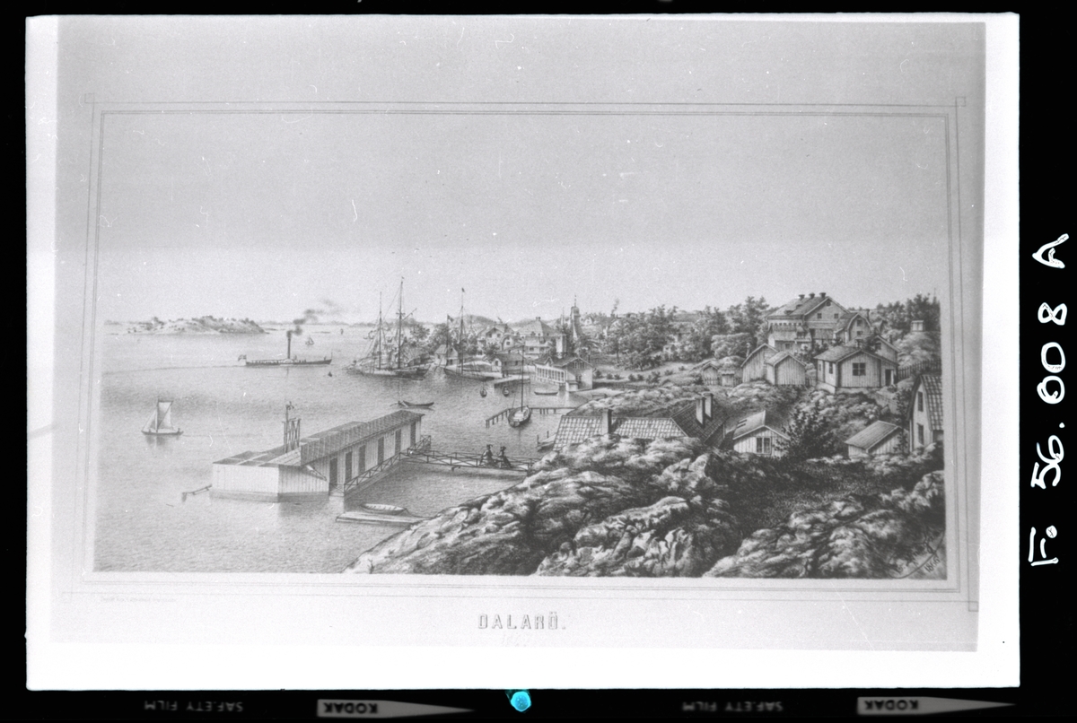 Gamla Dalarö. Teckning av hamnen från 1886.
I förgrunden kallbadhuset, Tullhuset t.h. med tre skorstenar. I bildens mitt det tornförsedda varmbadhuset. T.v. om detta den på samma plats ännu kvarstående tullvaktstugan byggd 1810, samt det gamla lotsvakthuset som ödelades vid branden den 30 sept. 1890.
Fartyget på ingående är hjulångaren Jakob Bagge.