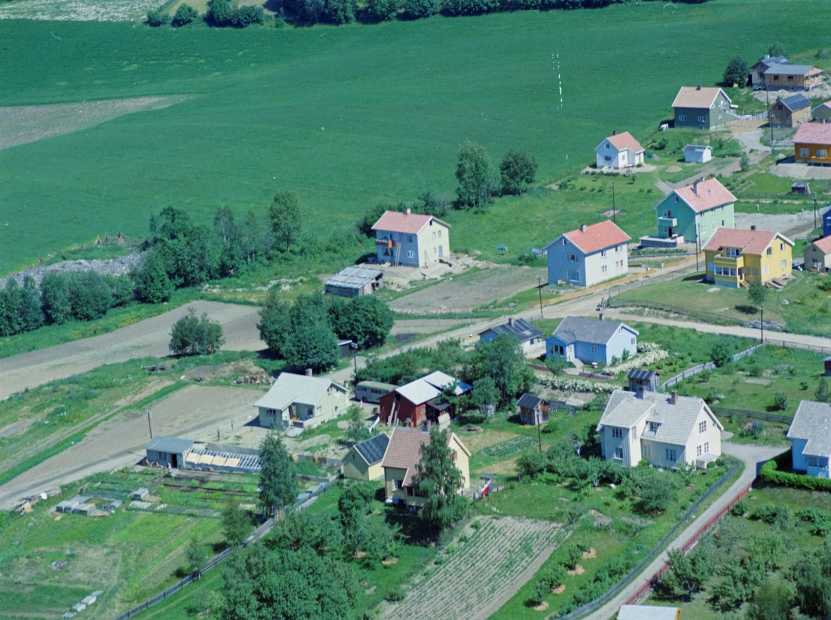 Flyfoto, Lillehammer, Søre Ål. Huset til venstre for det store gule i høyre billedkant, toetasjes, lyseblått med rødt tak,  er Hagehaugvegen nr 10. I venstre billedkant ligger Holsjordet.