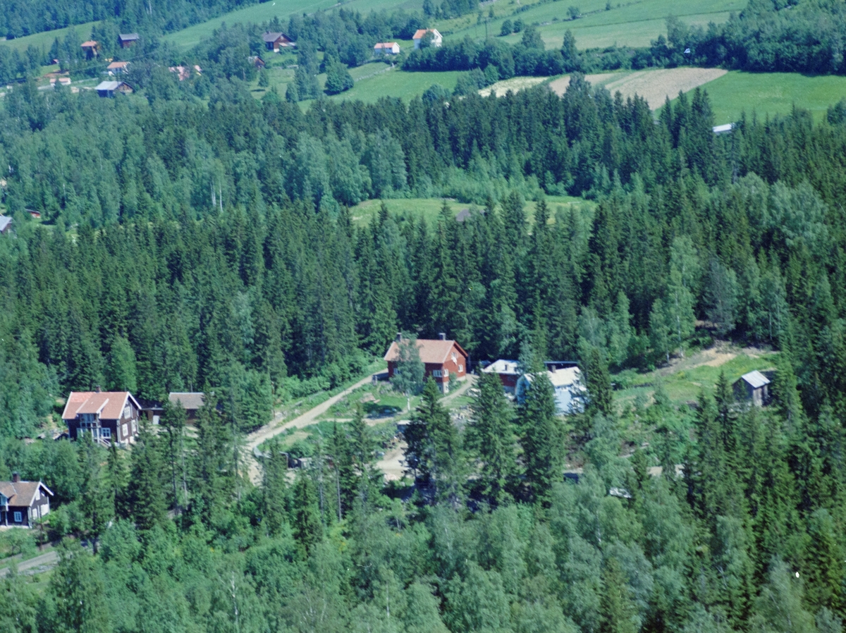 Flyfoto, Lillehammer, Søre Ål. Bildet er fra området like syd-øst for Søre Ål skole. Gamle Åsmarkveg skimtes mellom trærne horisontalt, mens den smale veien mellom husene fører opp til dagens Frederik Colletts veg. Den brune villaen til venstre er gamle Gamle Åsmarkveg 16. Skog og jorder i bakkant.