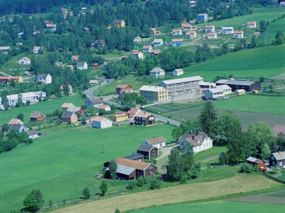 Flyfoto, Lillehammer, Søre Ål. Her er Åretta skole, med nybygg. Hamarvegen går midt i bildet og gjør en sving over Åretta. Gården i forgrunnen er Hage gård som ligger i Hagevegen 15