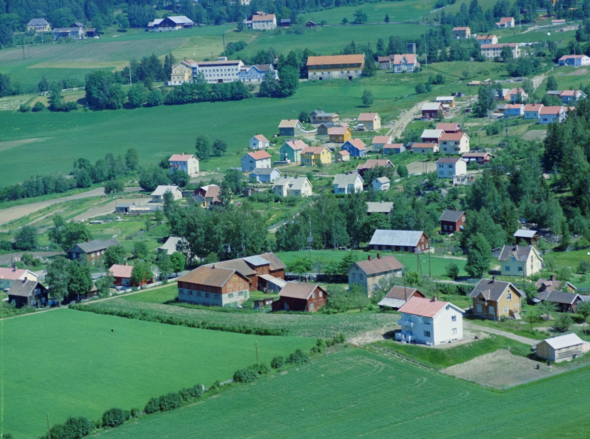 Flyfoto, Lillehammer, Søre Ål.  Oversiktsbilde med Kolsveen (Kullsveen) gård midt i bildet, Hamarvegen 124. Det hvite huset nærmest er Hamarvegen 126. I høyre bildekant ligger ungdomshuset "Solheim". Øverst ligger Holen gård og Skogli sanatorium. Den nye vegen oppover midt i bildet er Hagehaugvegen.