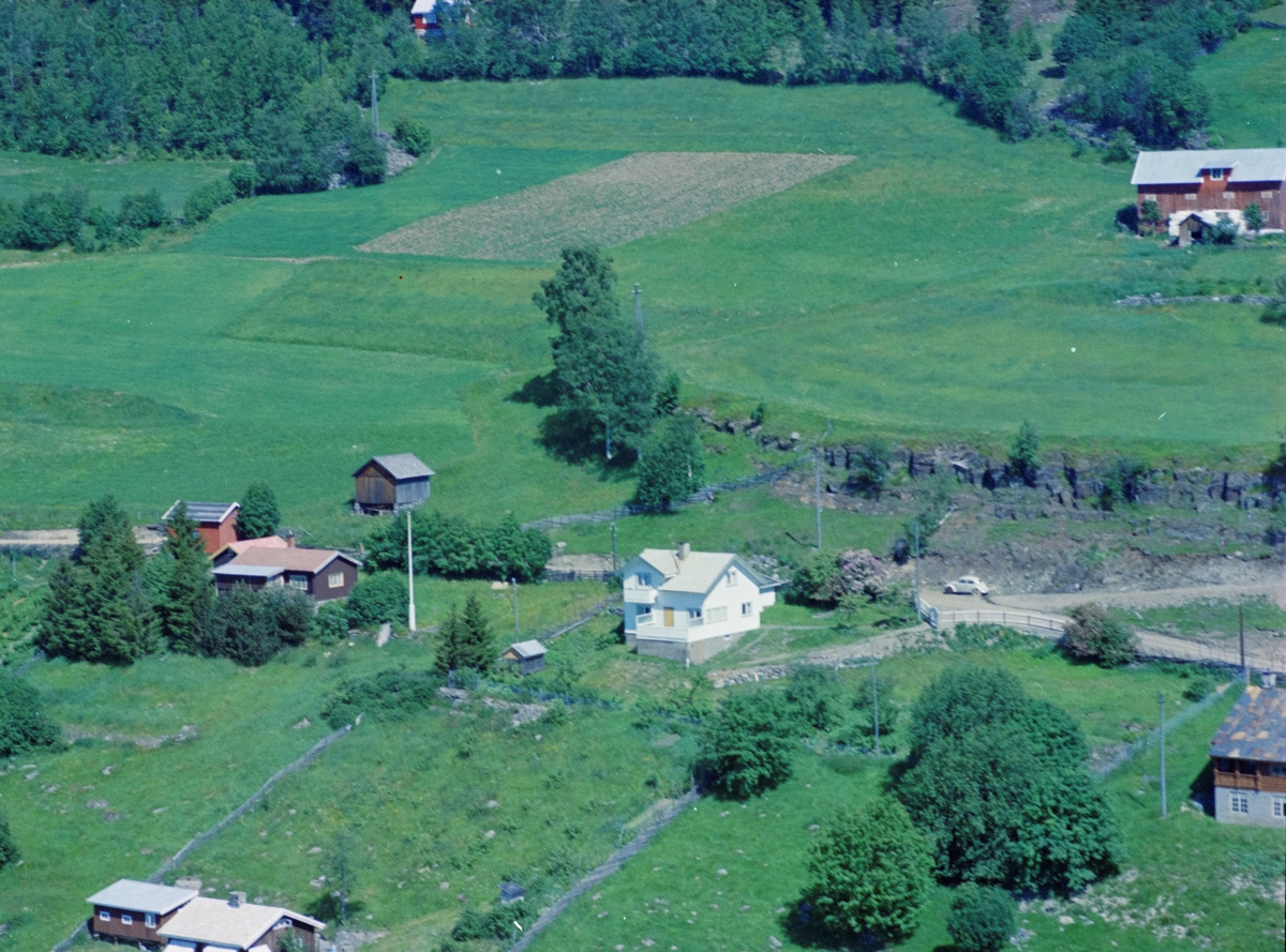 Flyfoto, Lillehammer, Det hvite huset er Bergesvevegen 20. Bergehaugen i bakgrunnen