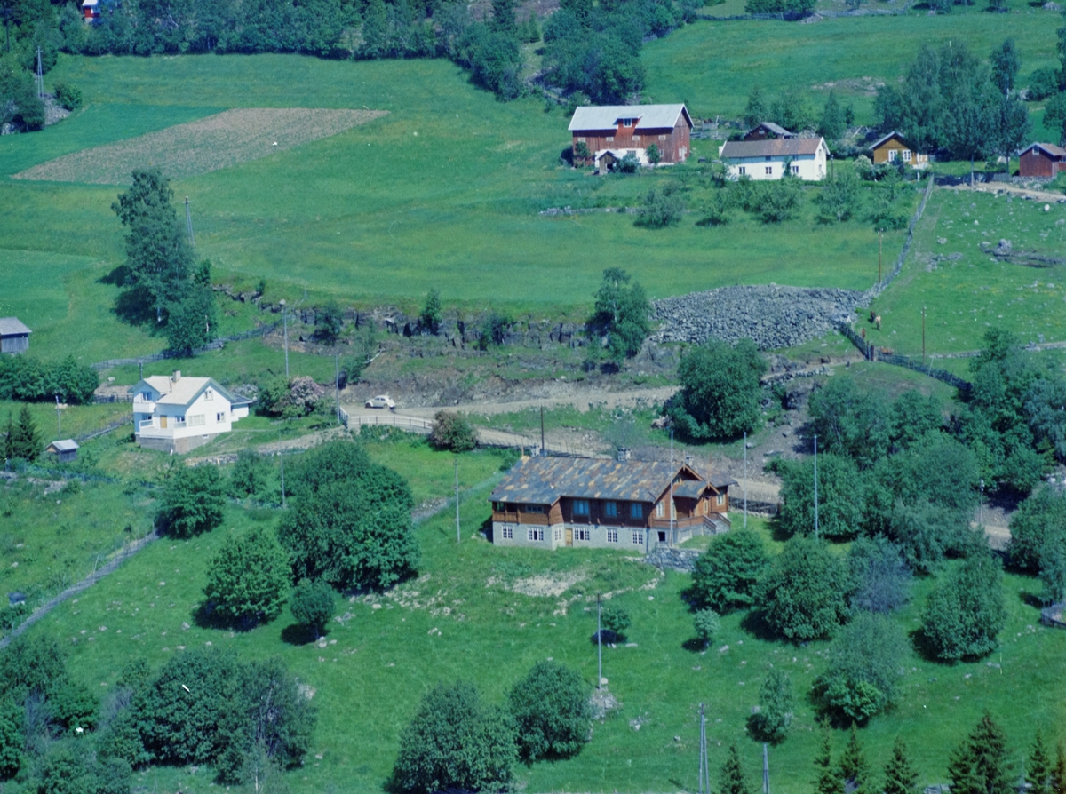 Flyfoto, Lillehammer, Breidablikk, antagelig Bergesvevegen 12, det brune huset midt i bildet. Det hvite huset er Bergesvevegen 20. Bergehaugen i bakgrunnen