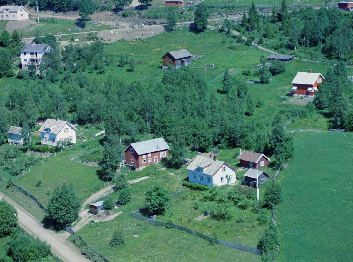 Flyfoto, Lillehammer, småbruk, Rønningen Øvre, Nordsetervegen 275A. Det hvite til venstre er Nordsetervegen 279. Øverst i bildkanten går Bergesvevegen inn til venstre