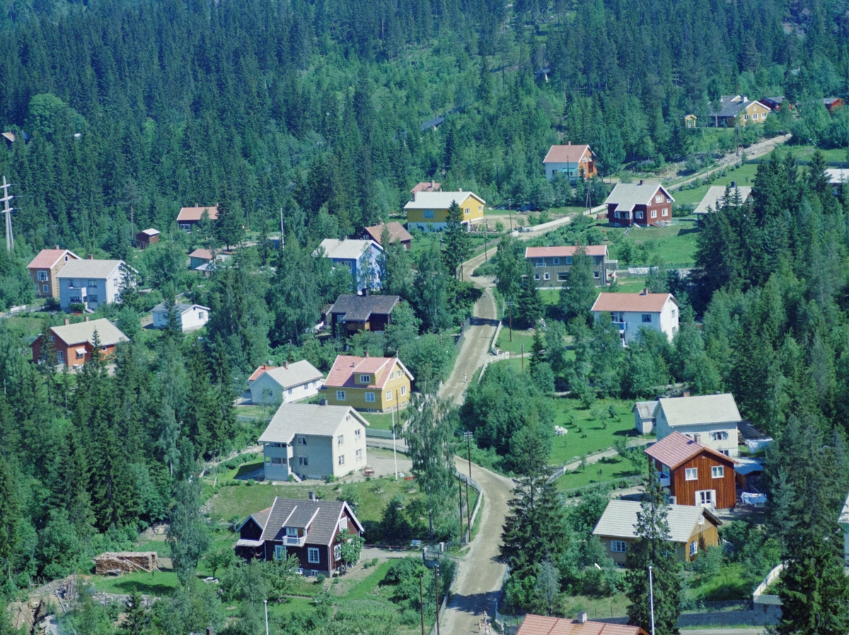 Flyfoto, Lillehammer, bebyggelse. Det gule huset nesten midt i bildet er Nybuvegen 22. Nybuvegen sees midt i bildet, og går fra nedre kant til øvre høyre kant.