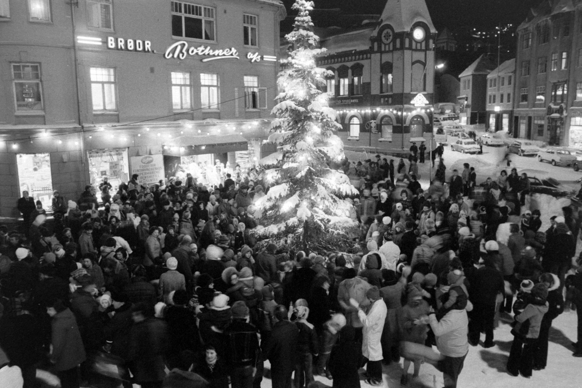 Julegrana på Rikard Kaarbøs plass tennes.