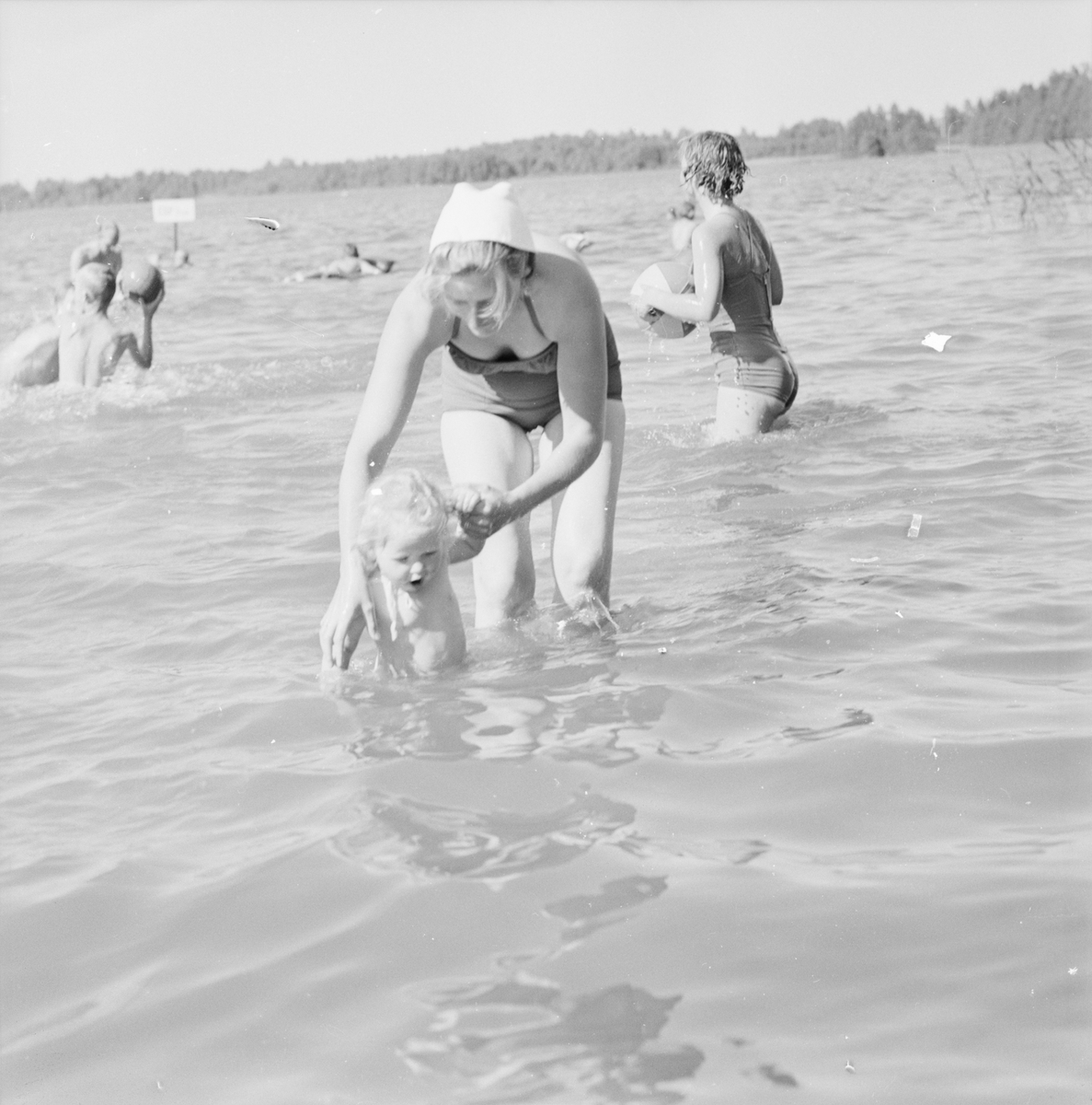 Sandvikens badplats - fru Gun Persson med liten dotter, Björklinge, Uppland 1958