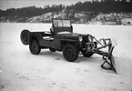 Jeep med snöplog,