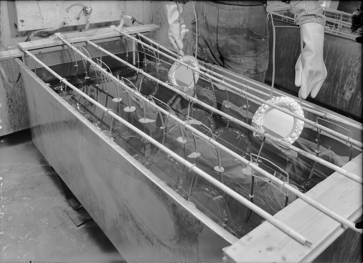 Arbetare vid tillverkning av assietter, AB Matsilver.