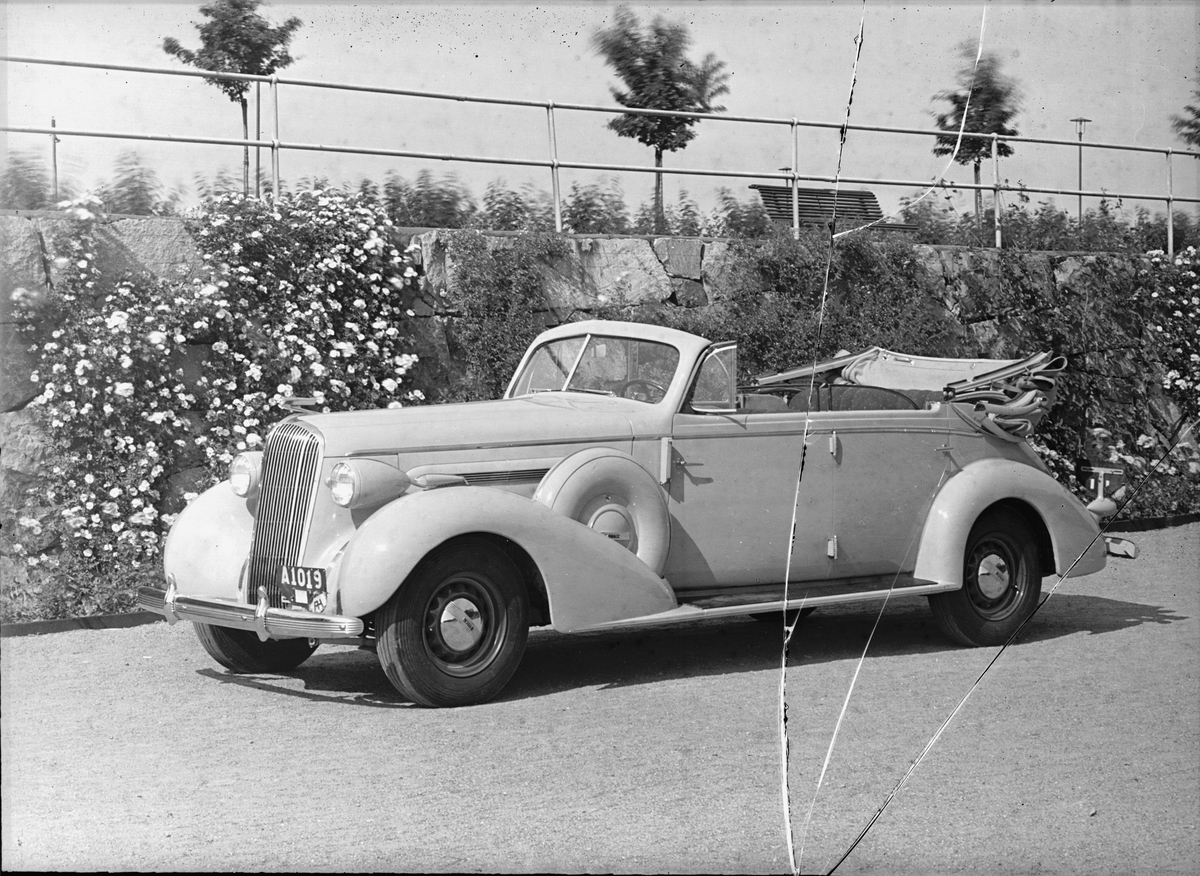 Buick, troligen 1936 års modell med kaross från Nordbergs karroserifabrik. Fotograferad vid Källhagen, Stockholm.