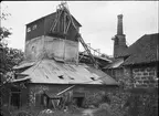 Järnbruk. Masugn. Till vänster själva masugnen, till höger malmhuset, längst bort rostugnen.