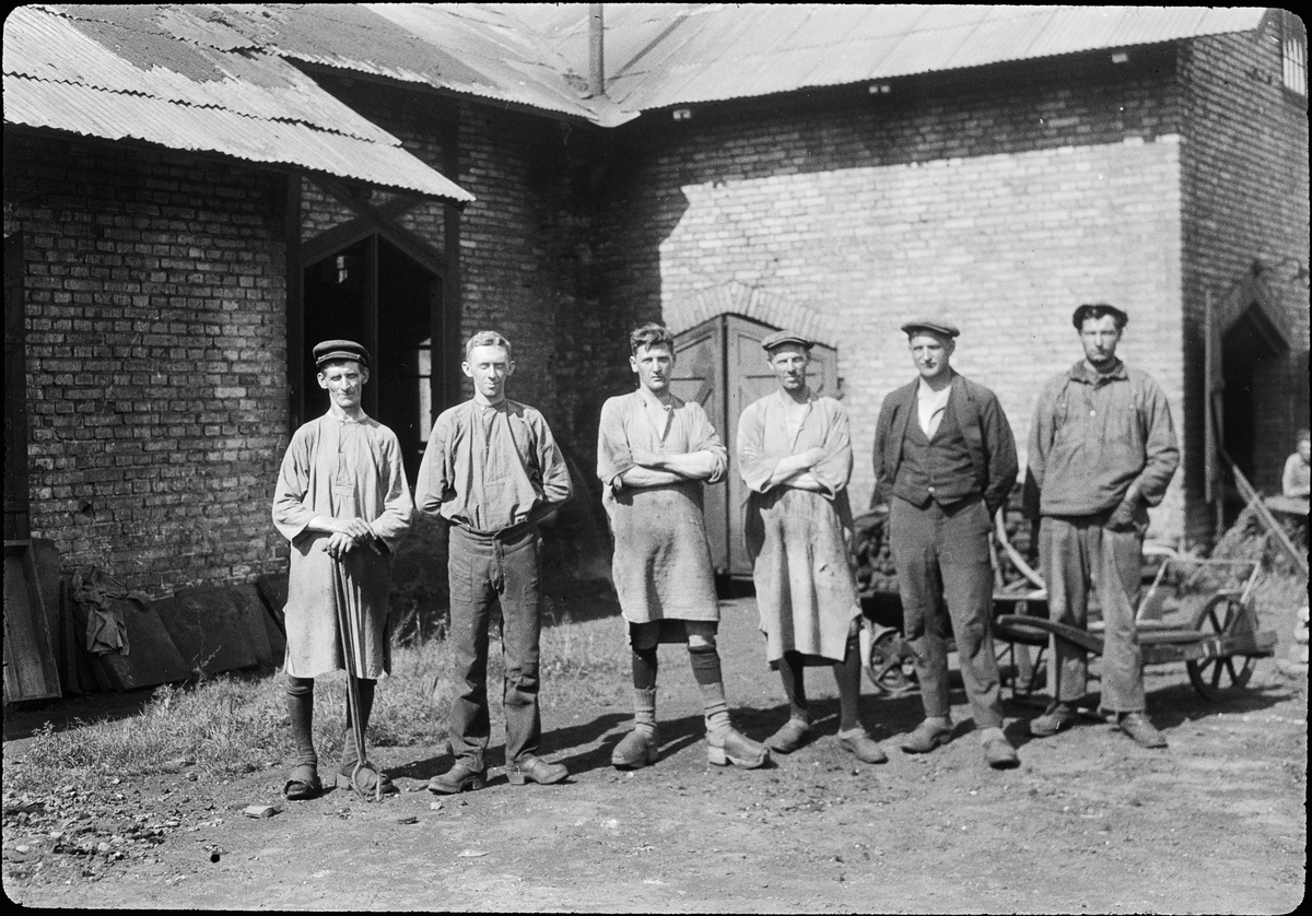 Smeder. Från vänster August Fridolf Möller, Ax. Hammarström, Hj. Norman, J. Gillström, O Löke, H. Jansson.