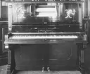 Självspelande piano (Melographpiano), äldsta experimentet. Konstruktör ing. John E. Hansson, 1908. Kungl Hofleverantör Nyström Karlstad.