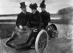 Henning Forslund med damer i Stockholm omkring 1900. Bilen kördes från det bakre sätet.