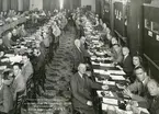 Telekommunikationskonferens 1947 på Ambassador hotel i Atlantic city . På bilden syns Telegrafverkets generaldirektör Håkan Sterky som andra person nerifrån i högra raden.
Märkt på framsidan:
