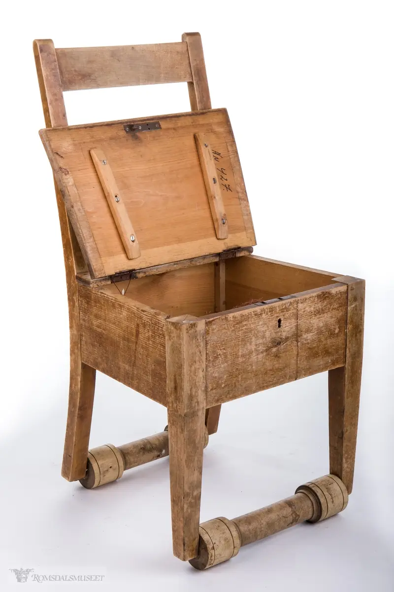 Rett stol med treruller under.