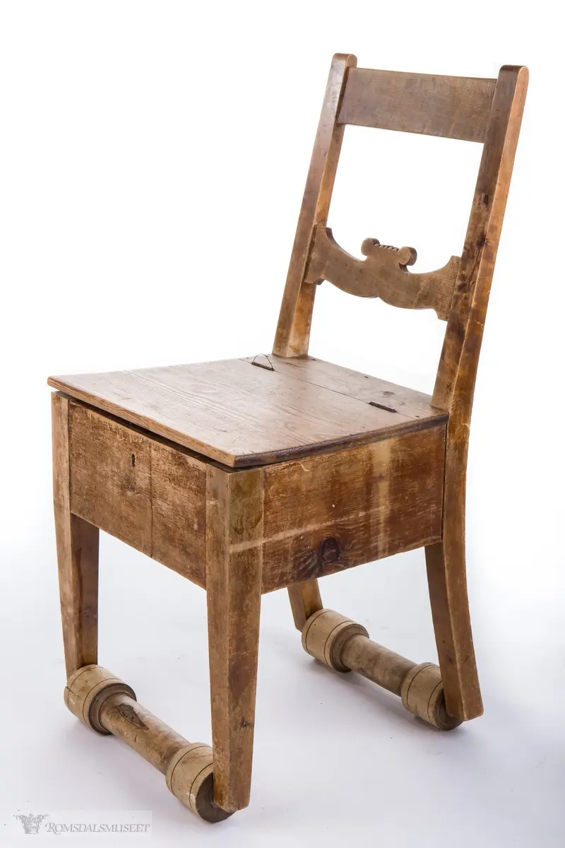 Rett stol med treruller under.