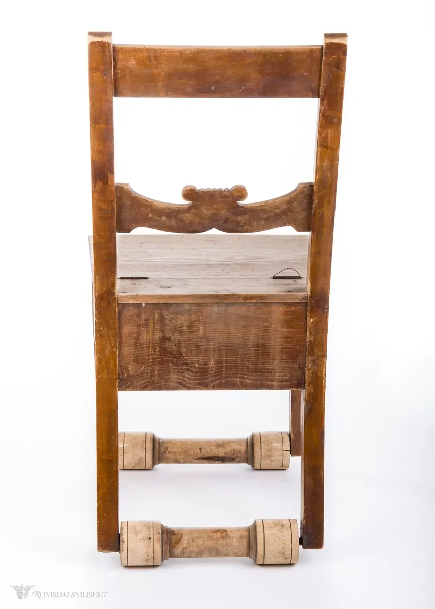 Rett stol med treruller under.