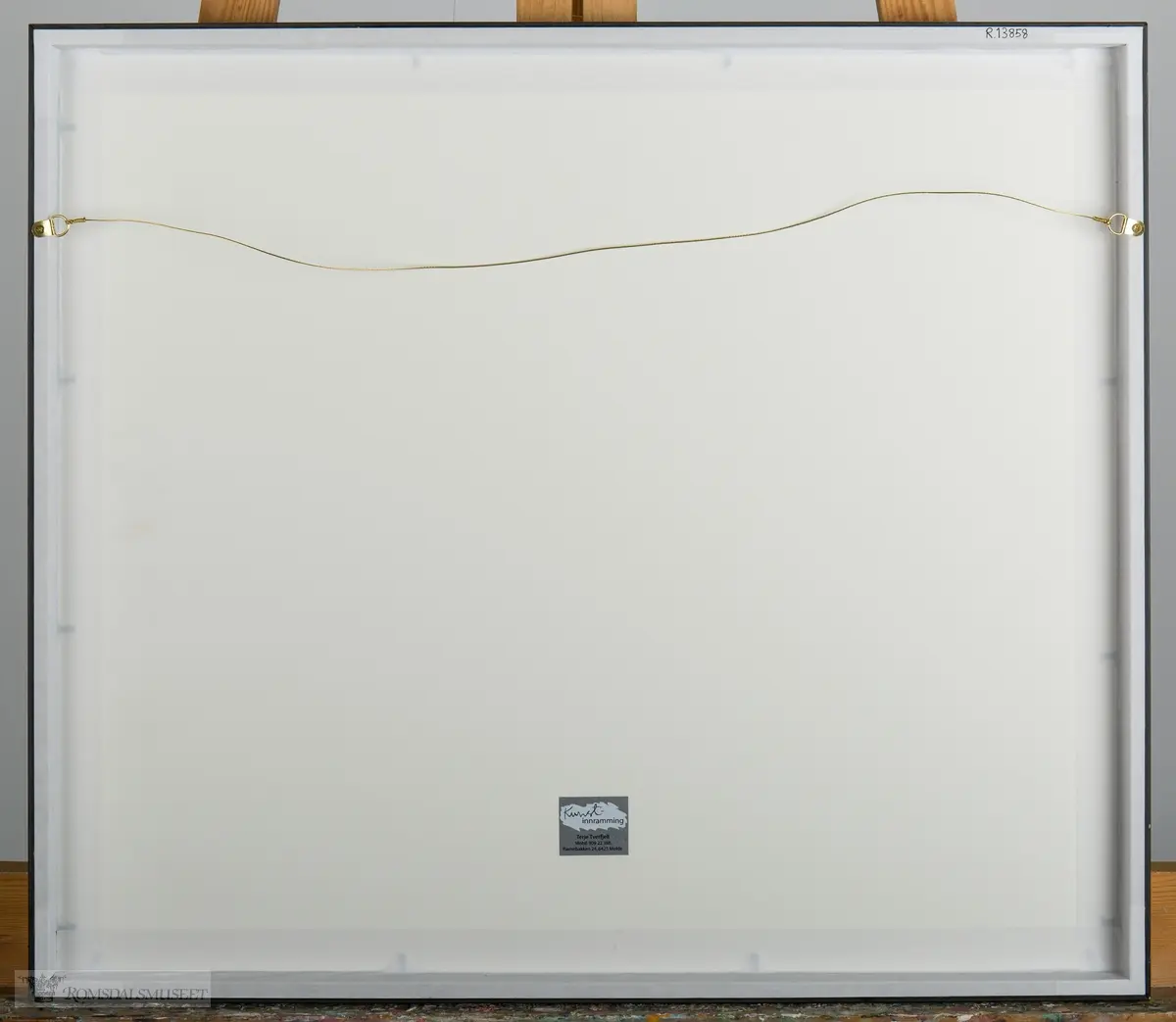 Blå bunnfarge. En bordplate med et fat med 3 fisker og en skål med stett med 4 epler.