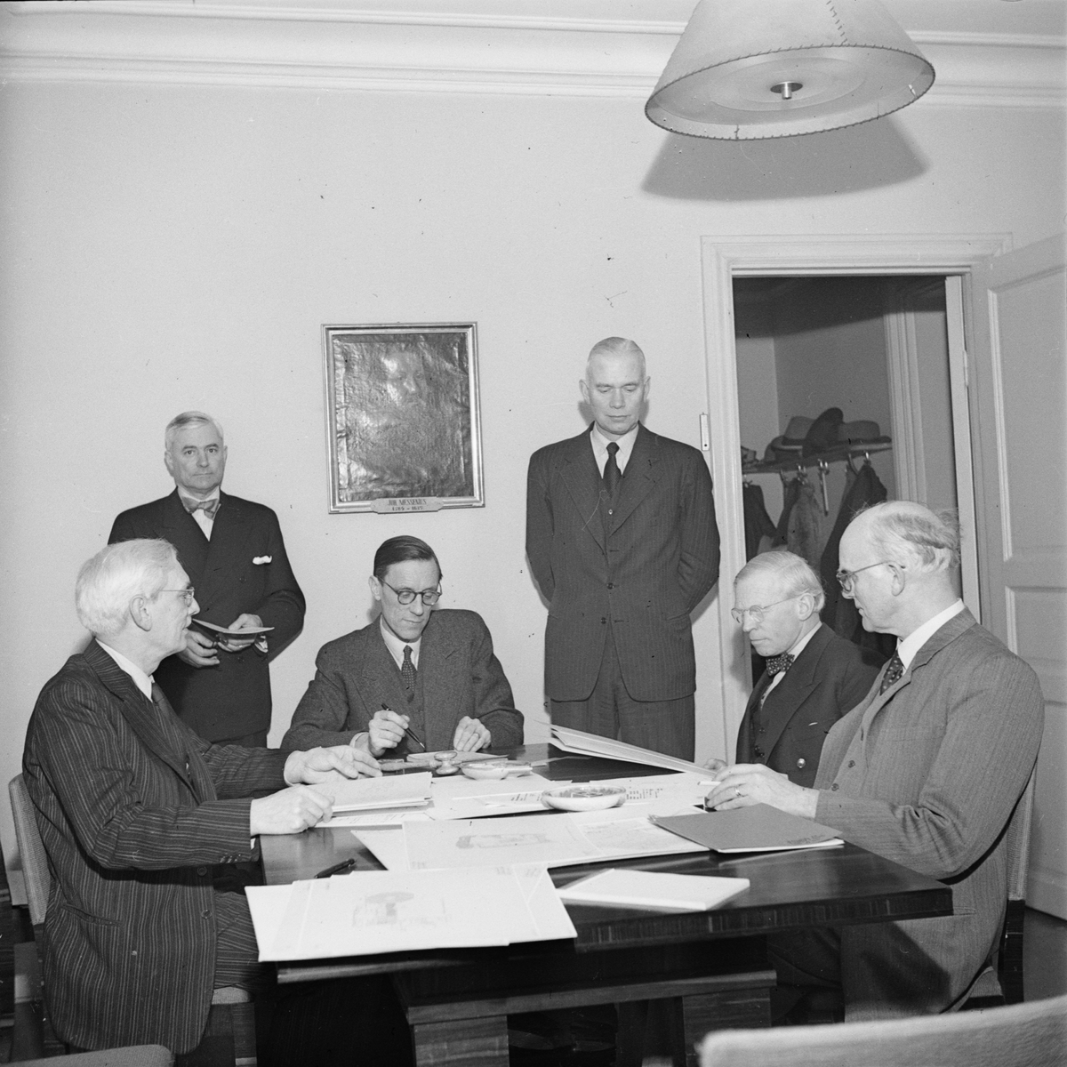 En jury väljer bland ritningar på Studentstaden, Uppsala december 1946