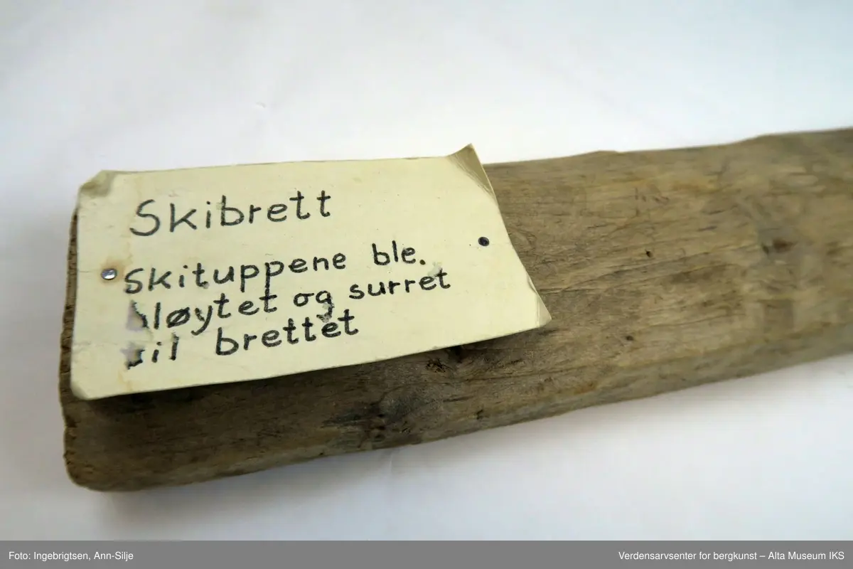 Form til skitupp. Avlang trebit som bøyer seg oppover i den ene enden.